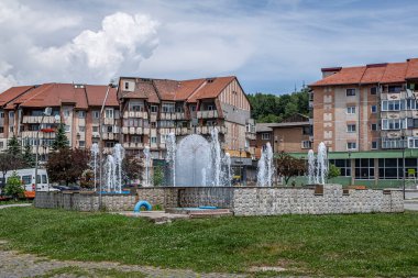 PETROSANI, HUNEDOARA, ROMANIA - 11 Temmuz 2021: Petrosani şehir merkezindeki Artesian çeşmesi, Hunedoara.