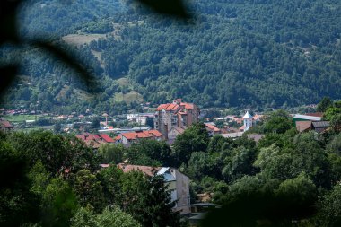 PETROSANI, HUNEDOARA, ROMANIA - 11 Temmuz 2021: Aerial view - Romanya 'nın Petrosani kentindeki yerleşim bölgeleri