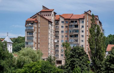 PETROSANI, HUNEDOARA, ROMANIA - 11 Temmuz 2021: Romanya 'nın Petrosani kentindeki bina.