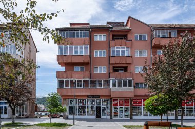 PETROSANI, HUNEDOARA, ROMANIA - 11 Temmuz 2021: Romanya 'nın Petrosani kentindeki bina.