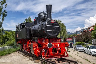 PETROSANI, HUNEDOARA, ROMANIA - 11 Temmuz 2021: Romanya 'nın Petrosani kentindeki istasyon yakınlarında eski buharlı lokomotif ortaya çıkarıldı