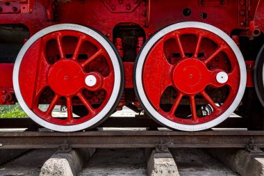 Eski buharlı lokomotif tekerlekleri