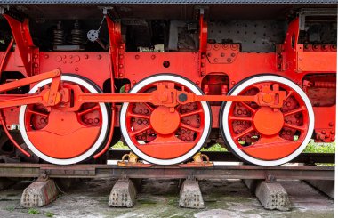 Eski buharlı lokomotif tekerlekleri