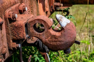 Buharlı lokomotif çekme kancası tren vagonlarını nakliye ve taşımacılığa bağlıyor.