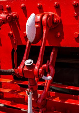 Buharlı lokomotif çekme kancası tren vagonlarını nakliye ve taşımacılığa bağlıyor.