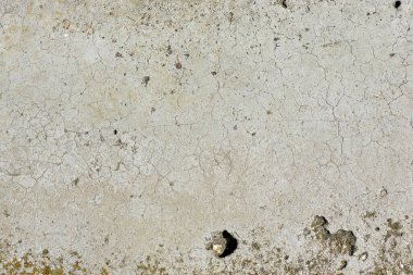 Arka planda beton dokusu olan eski gri beton duvar. Kopyalama alanı ile ön görünüm.