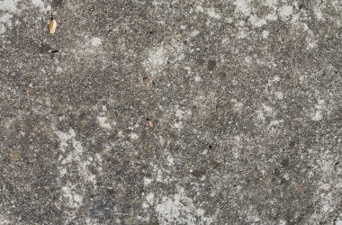 Arka planda beton dokusu olan eski gri beton duvar. Kopyalama alanı ile ön görünüm.