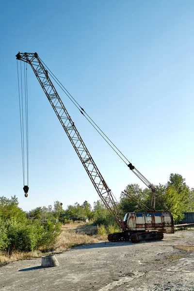 Terk Edilmiş Bir Hidroteknik Şantiyede Paslı Turnalar — Stok fotoğraf