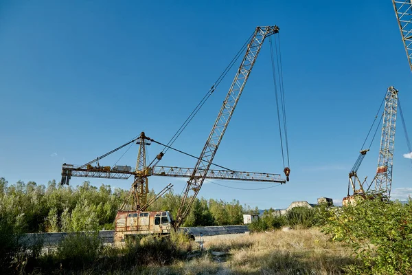 废弃水工建筑工地上的锈蚀起重机 — 图库照片