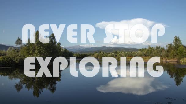 Натхненна Мотиваційна Цитата Ніколи Припиняйте Досліджувати Красивому Озері Фоні Гірського — стокове відео