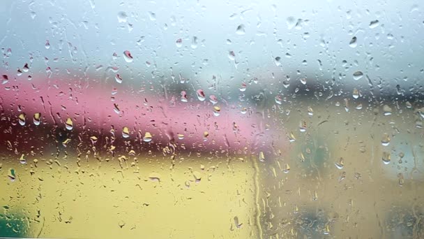 Капли дождя на окно — стоковое видео