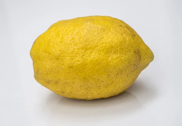 Żółta cytryna na białym tle — Zdjęcie stockowe