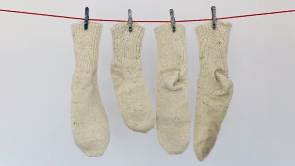 Handgemachte Wollsocken zum Trocknen aufgehängt — Stockvideo