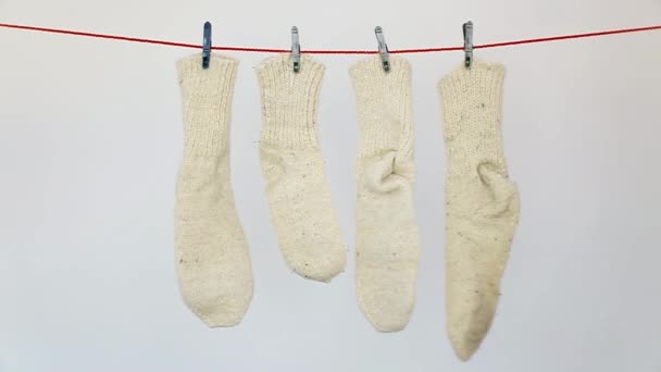 Handgemachte Wollsocken zum Trocknen aufgehängt — Stockvideo