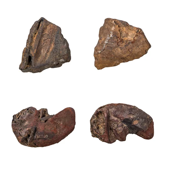 Beyaz arkaplanda izole kayalar