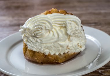 Savarin krem şanti ile tabağa yerleştirilmiş