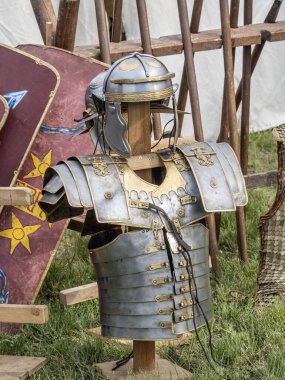 Targu Jiu, Gorj, Romanya 24 Mayıs 2025: Rhabon Festivali 'nde Roma askeri teçhizatı. 