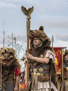 Targu Jiu, Gorj, Romanya 24 Mayıs 2025: Rhabon Festivali 'nde ayı kostümlü antik savaşçı. 