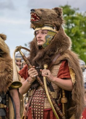 Targu Jiu, Gorj, Romanya 24 Mayıs 2025: Rhabon Festivali 'nde ayı kostümlü antik savaşçı. 