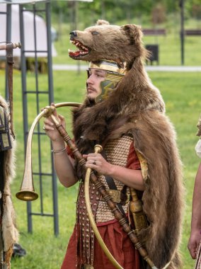 Targu Jiu, Gorj, Romanya 24 Mayıs 2025: Rhabon Festivali 'nde ayı kostümlü antik savaşçı. 