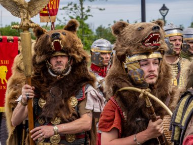 Targu Jiu, Gorj, Romanya 24 Mayıs 2025: Rhabon Festivali 'nde ayı kostümlü antik savaşçı. 