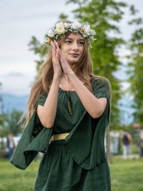 Targu Jiu, Gorj, Romanya 24 Mayıs 2025: Rhabon Festivali 'nde otantik tarihi giysiler içindeki antik dansçı. 