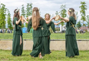 Targu Jiu, Gorj, Romanya 24 Mayıs 2025: Rhabon Festivali 'nde otantik tarihi giysiler içinde antik dansçılar. 