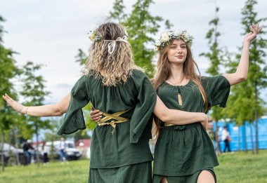 Targu Jiu, Gorj, Romanya 24 Mayıs 2025: Rhabon Festivali 'nde otantik tarihi giysiler içinde antik dansçılar. 