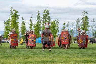 Targu Jiu, Gorj, Romanya 24 Mayıs 2025: Rhabon Festivali 'nde otantik tarihi giysiler giyen dövüşçüler. Romalı askerlerin savaş tatbikatının yeniden yapılandırılması.