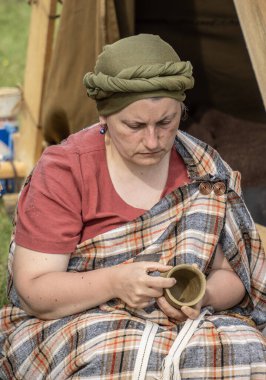 Targu Jiu, Gorj, Romanya 24 Mayıs 2025: Rhabon Festivali 'nde özgün tarihi giysiler giyen Dacian zanaatkar. 