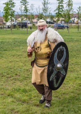 Targu Jiu, Gorj, Romanya 24 Mayıs 2025: Rhabon Festivali 'nde gerçek tarihi giysiler giyen Dacian dövüşçüsü. 