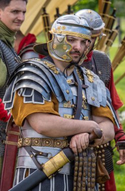 Targu Jiu, Gorj, Romanya 24 Mayıs 2025: Rhabon Festivali 'nde otantik tarihi giysiler içinde Romalı dövüşçü. 