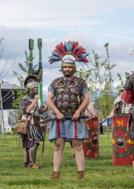 Targu Jiu, Gorj, Romanya 24 Mayıs 2025: Rhabon Festivali 'nde otantik tarihi giysiler içinde Romalı dövüşçü. 