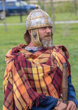 Targu Jiu, Gorj, Romanya 24 Mayıs 2025: Rhabon Festivali 'nde otantik tarihi giysiler içinde Romalı dövüşçü. 