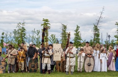 Targu Jiu, Gorj, Romanya 24 Mayıs 2025: Rhabon Festivali 'nde otantik tarihi giysiler içindeki Dacian savaşçıları. 