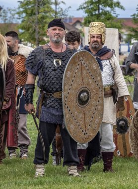 Targu Jiu, Gorj, Romanya 24 Mayıs 2025: Rhabon Festivali 'nde otantik tarihi giysiler içindeki Dacian savaşçıları. 