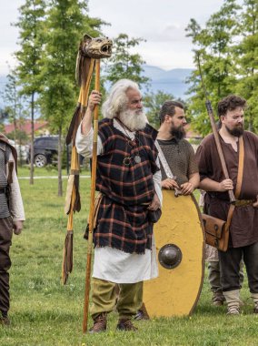 Targu Jiu, Gorj, Romanya 24 Mayıs 2025: Rhabon Festivali 'nde otantik tarihi giysiler içindeki Dacian savaşçıları. 