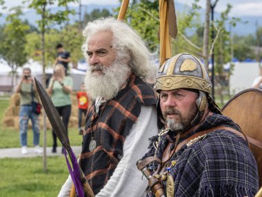 Targu Jiu, Gorj, Romanya 24 Mayıs 2025: Rhabon Festivali 'nde otantik tarihi giysiler içindeki Dacian savaşçıları. 