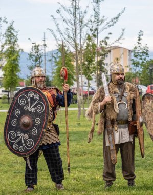 Targu Jiu, Gorj, Romanya 24 Mayıs 2025: Rhabon Festivali 'nde otantik tarihi giysiler giyen dövüşçüler. Romalı askerlerin savaş tatbikatının yeniden yapılandırılması.