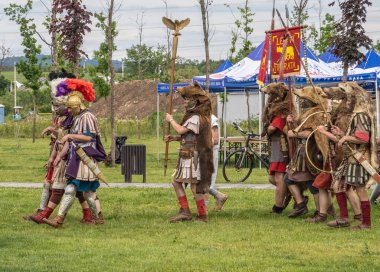 Targu Jiu, Gorj, Romanya 24 Mayıs 2025: Rhabon Festivali 'nde otantik tarihi giysiler giyen dövüşçüler. Romalı askerlerin savaş tatbikatının yeniden yapılandırılması.