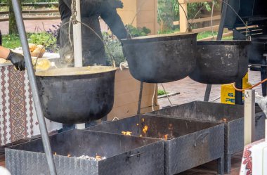 Targu-Jiu, Gorj, Romanya 22 Kasım 2025 - Gıda standında geleneksel ürünler hazırlandı