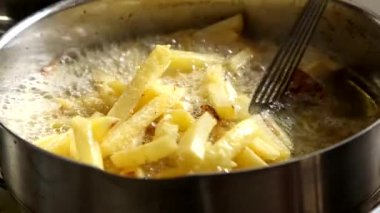 Patates kızartması yağı kaynar suda yemek