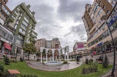 Targu Jiu, Romanya-Ekim 08: 08 Ekim 2014 yılında Targu Jiu kent merkezinde çeşme. Balıkgözü görünümü.