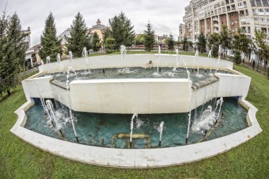 Targu Jiu, Romanya-Ekim 08: 08 Ekim 2014 yılında Targu Jiu kent merkezinde çeşme. Balıkgözü görünümü.