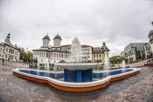 TARGU-JIU, RUMANIA-08 DE OCTUBRE: Fuente en el centro de la ciudad el 08 de octubre de 2014 en Targu-Jiu. Vista de ojo de pez . — Foto de Stock