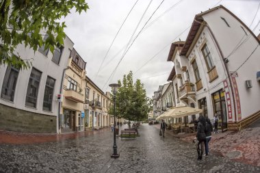 Targu Jiu, Romanya-Ekim 08: şehrin eski binalarda merkezi üzerinde 08 Ekim 2014 yılında Targu Jiu. Balıkgözü görünümü.