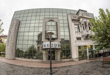 Targu Jiu, Romanya-Ekim 08: şehrin eski binalarda merkezi üzerinde 08 Ekim 2014 yılında Targu Jiu. Balıkgözü görünümü.