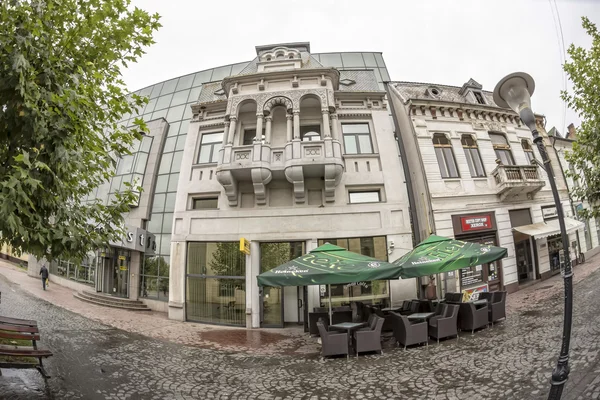 TARGU-JIU, RUMANIA-08 DE OCTUBRE: Edificios en el centro histórico de la ciudad el 08 de octubre de 2014 en Targu-Jiu. Vista de ojo de pez . —  Fotos de Stock