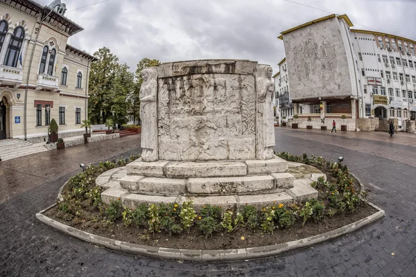 TARGU-JIU, ROMANIA-OCTOMBRIE 08: Monumentul Ecaterinei Teodoroiu din 08 octombrie 2014 la Târgu-Jiu. vedere Fisheye . — Fotografie, imagine de stoc