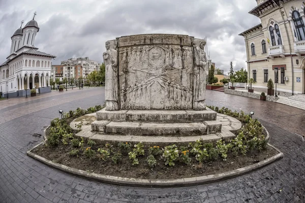 TARGU-JIU, ROUMANIE-08 OCTOBRE : Monument d'Ecaterina Teodoroiu le 08 octobre 2014 à Targu-Jiu. Vue Fisheye . — Photo